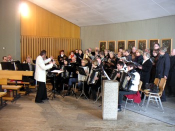 Akkordeon Orchester Fulda - St. Antonius-Kirche Knzell, Akkordeon Orchester Fulda und Chor Rhnklang Edelzell mit Stcken aus Bachs Weihnachsoratorium (2010)